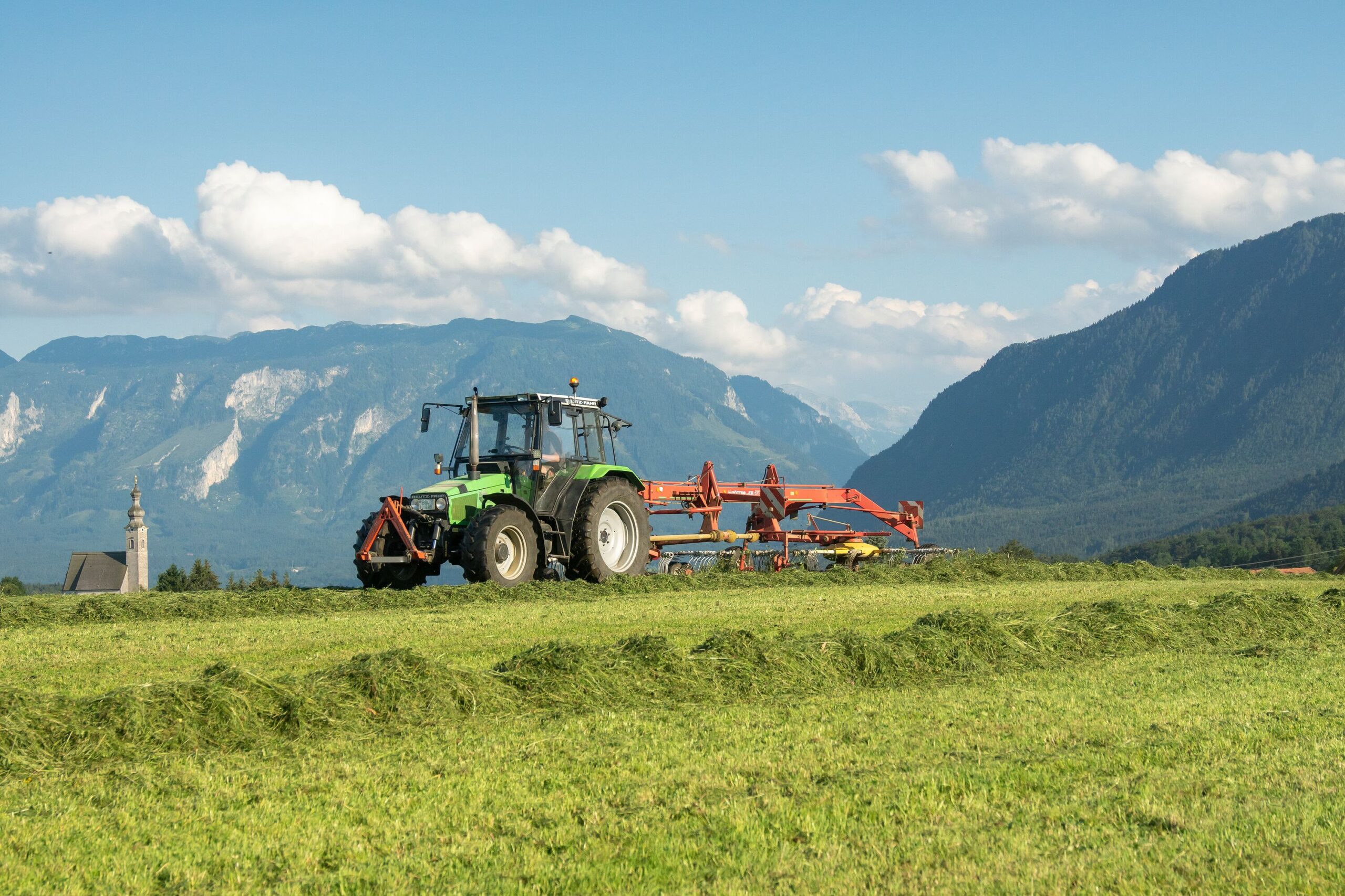 Wiese mit Traktor