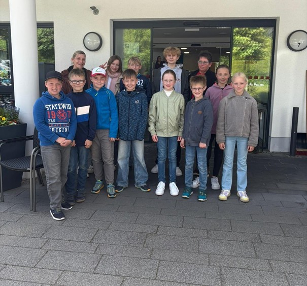 Messdiener Brilon zu Besuch bei Seniorenresidenz